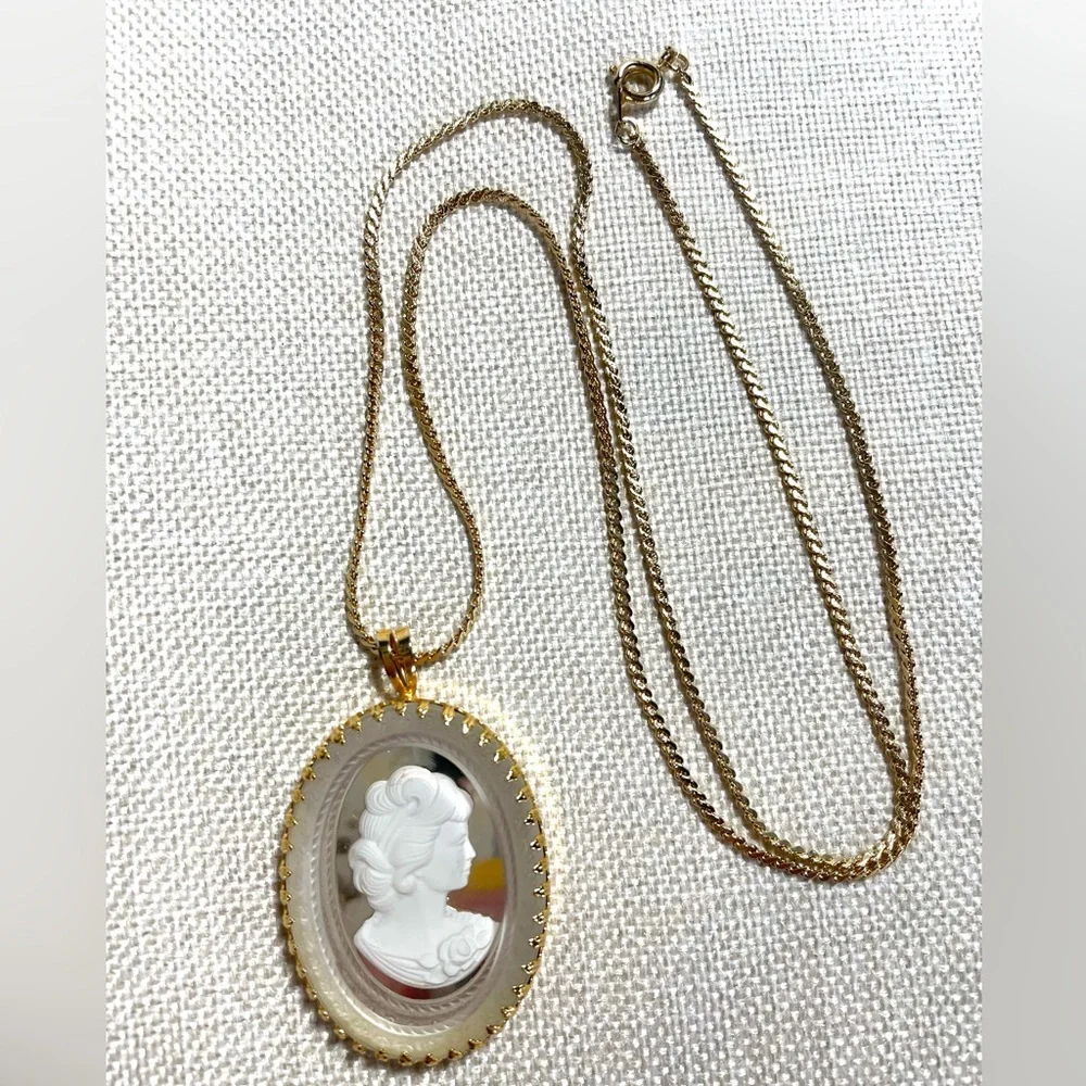 Vintage Damart Brand Cameo Gold Toned 24 In Necklace With Mirrored Background - Picture 1 of 6